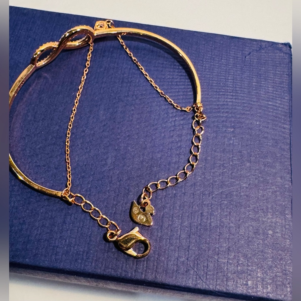 Swarovski Rose Gold Infinity Loop Bangle Bracelet NWT Size Medium - Picture 15 of 16
